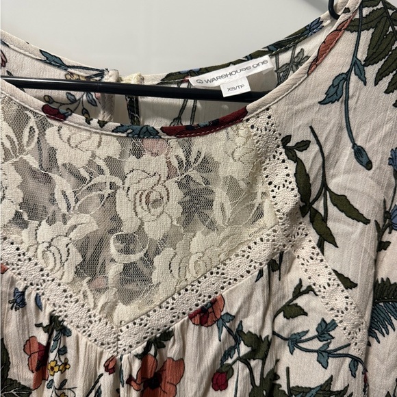 💸CLEARANCE 4 for $15💸 Floral Lace Accent Women's Top - Picture 3 of 4